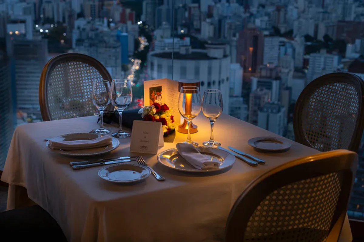 Mesa posta à beira da janela com a cidade ao fundo