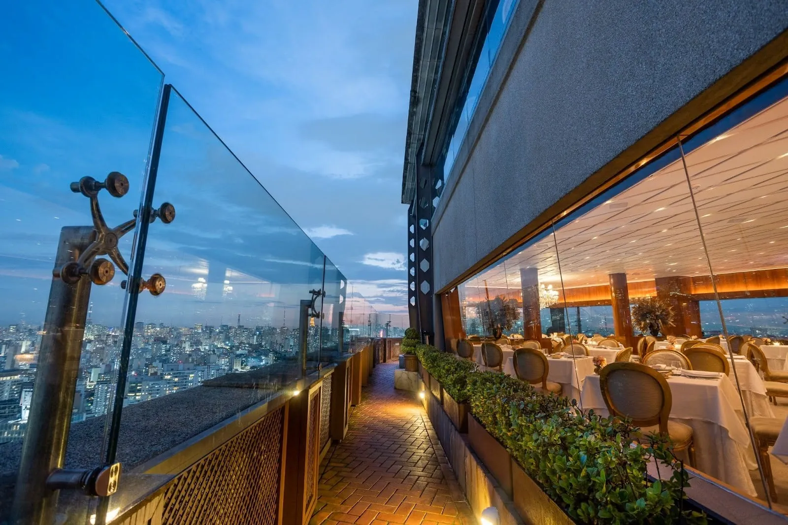 Varanda do Terraço Itália com o skyline de São Paulo